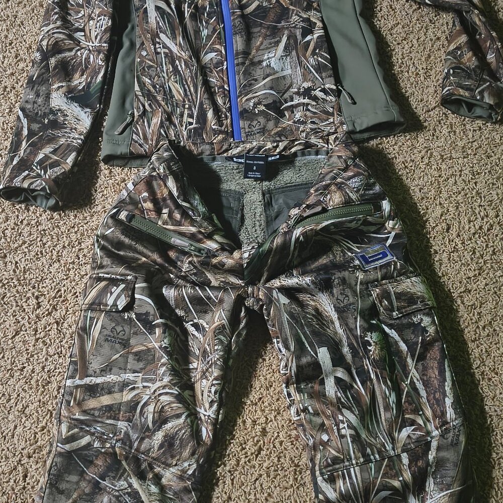 Banded women's insulated hunt outfit